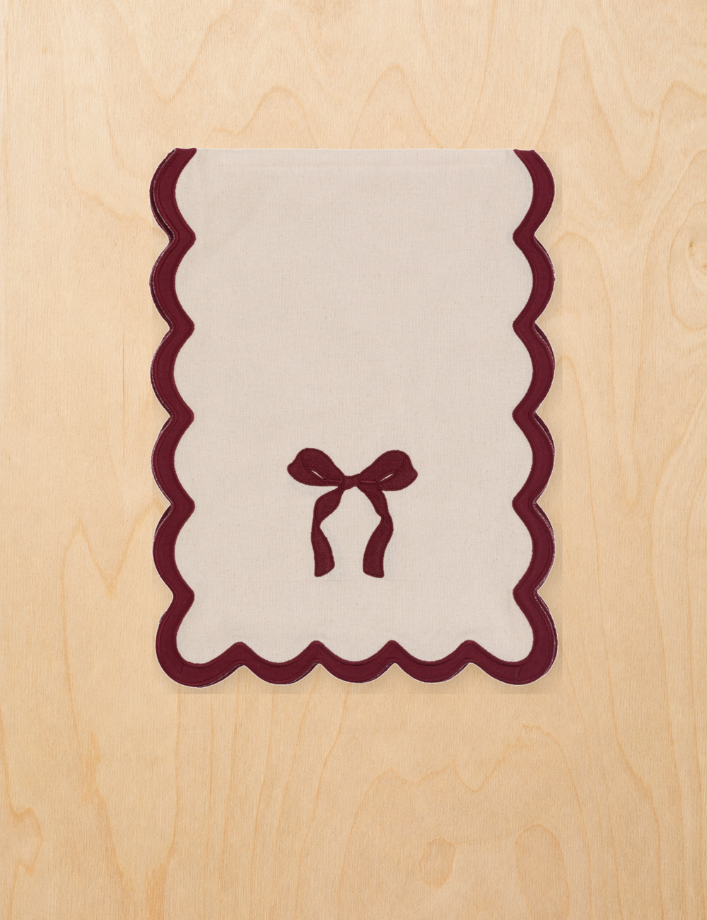Heritage Scallop Bow Table Runner