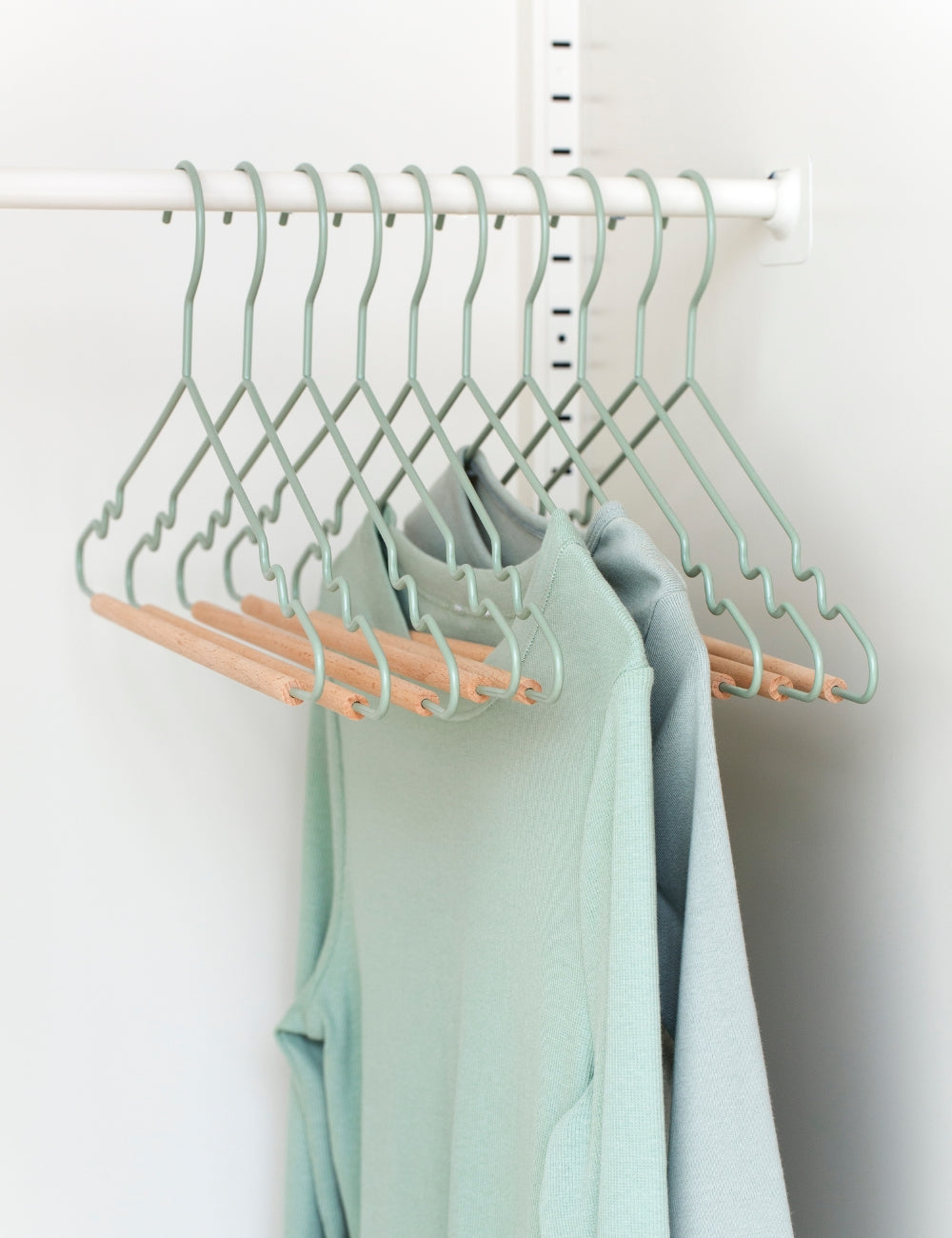 Grey clothes hangers deals