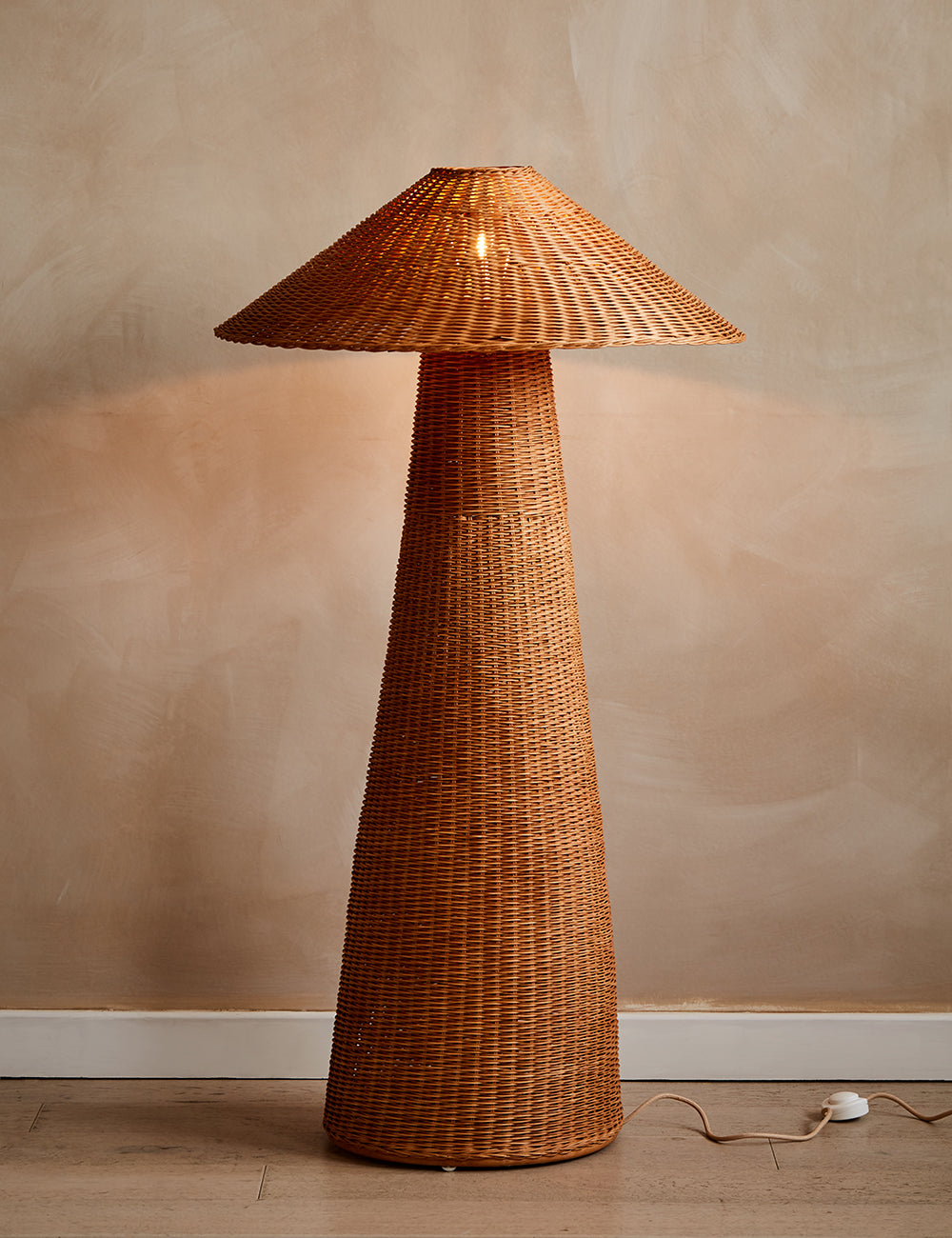 Rattan floor outlet lamp