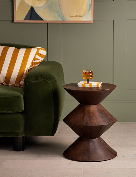 Zig zag end outlet table